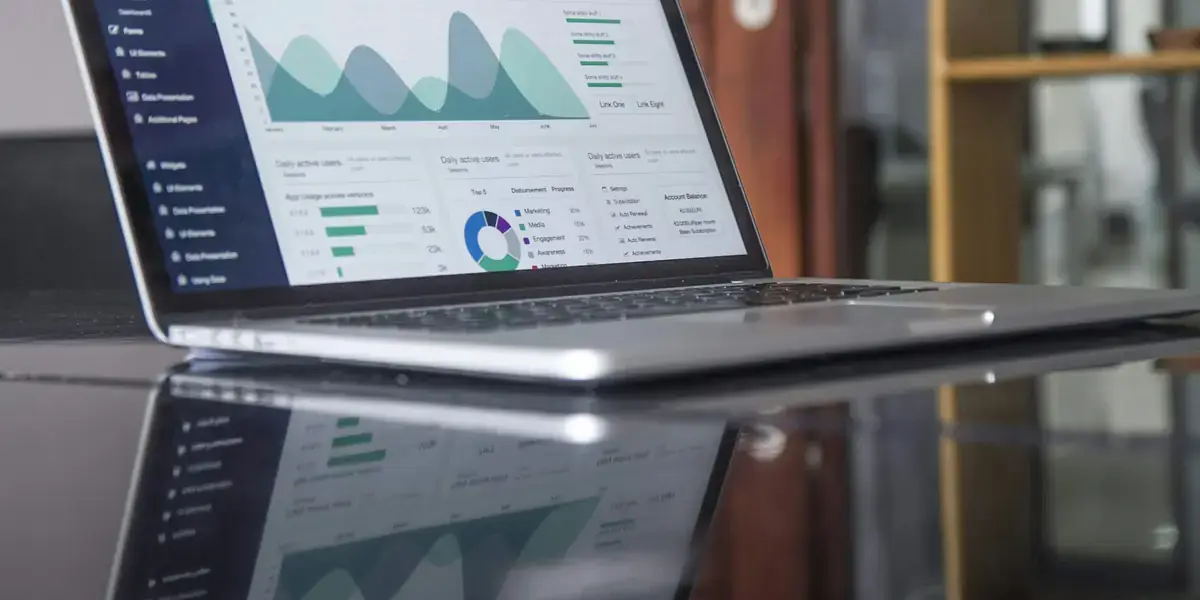 Portátil abierto mostrando las gráficas de analítica de una página web