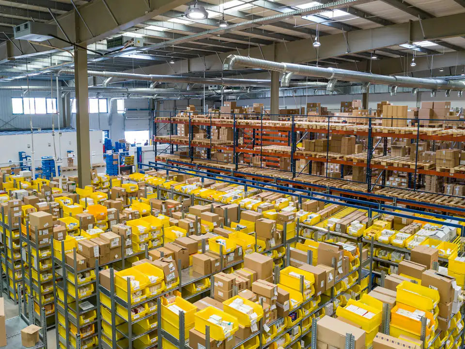 Almacén con estanterías llenas de cajas preparadas para enviar