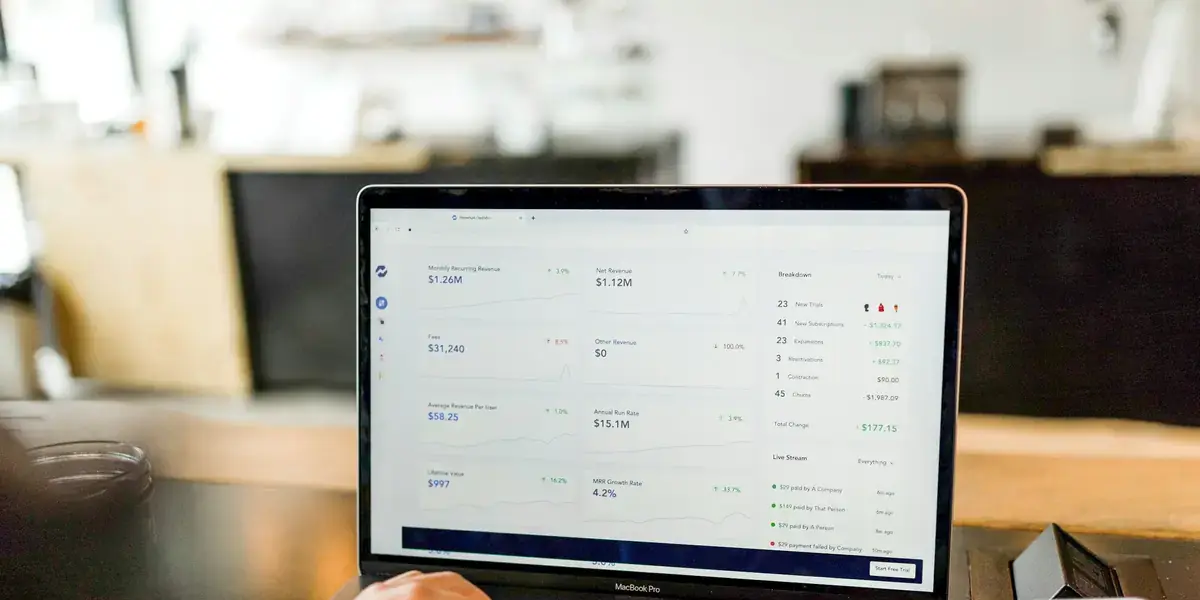 Persona revisando un panel de métricas de una web en la pantalla de un portátil